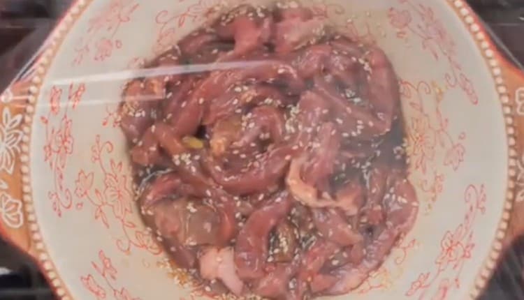 Leave the beef to marinate for half an hour in the refrigerator.