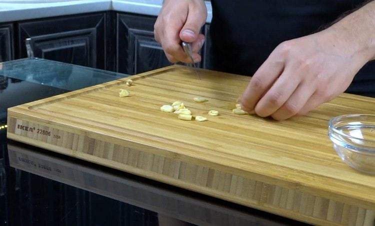 cut garlic into thin slices.