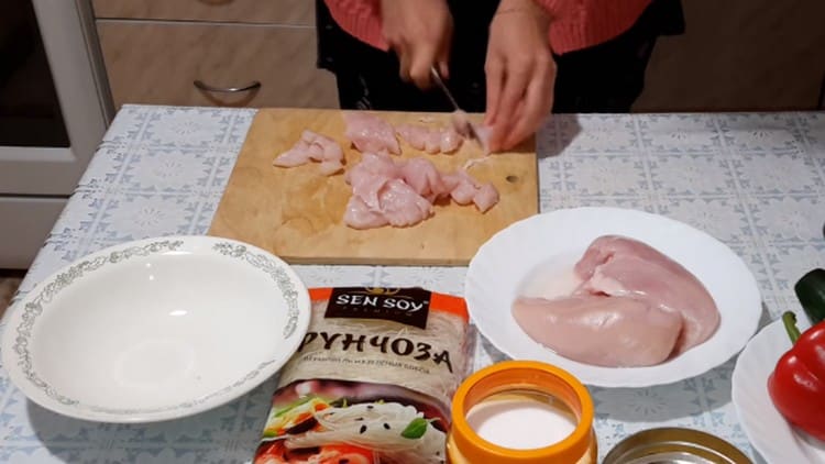 Chop the chicken into thin strips.