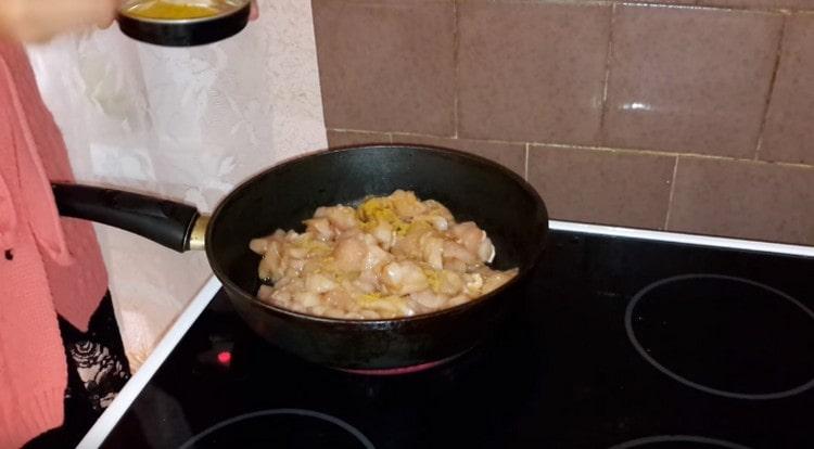 First, fry the chicken with curry.