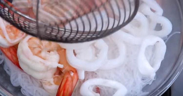 We shift the squid to the shrimp funchose.