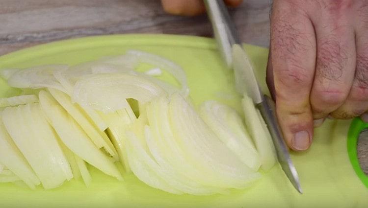 Cut the onion into thin half rings.