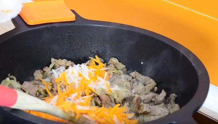Add carrots to meat with onions.