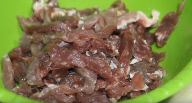 We cut the meat into thin strips.