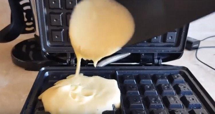 We distribute the dough in a well-heated and greased vegetable oil waffle iron.