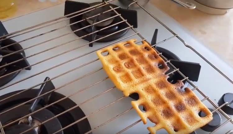 You can cool the dessert on the wire rack.