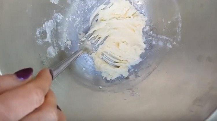 Grind the butter with powder with a fork until smooth.