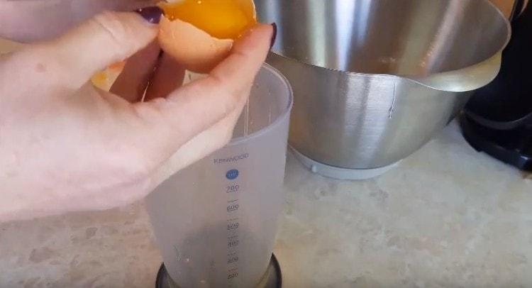 We divide the eggs into proteins and yolks.