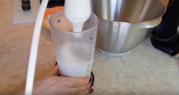 whisk the whites with a pinch of salt in a strong foam.