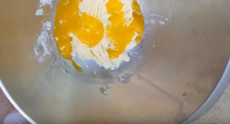 Add the yolks to the oil mass and beat.