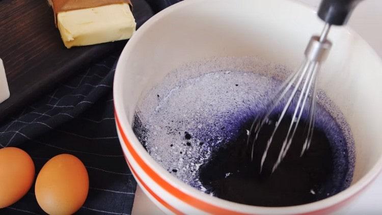 We add black food coloring to fat cream.