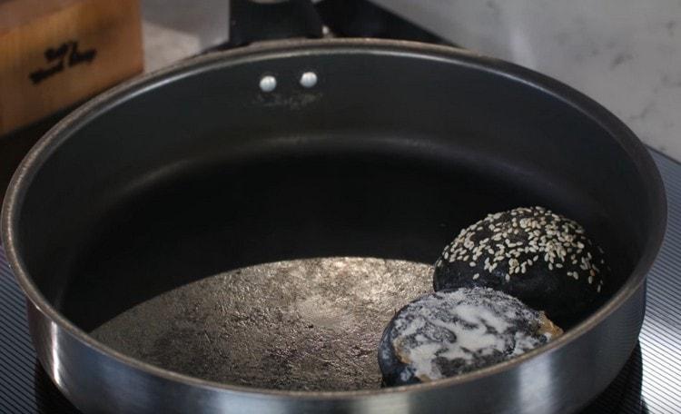 Cut the bun and cut it into a dry frying pan to dry.