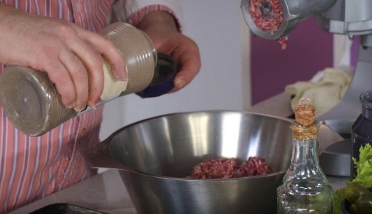 Salt, pepper minced meat.