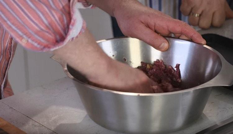 Knead thoroughly and knock out the minced meat.