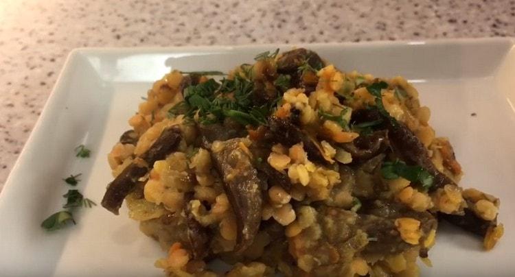 Lentils with mushrooms will be even tastier if served with finely chopped herbs.