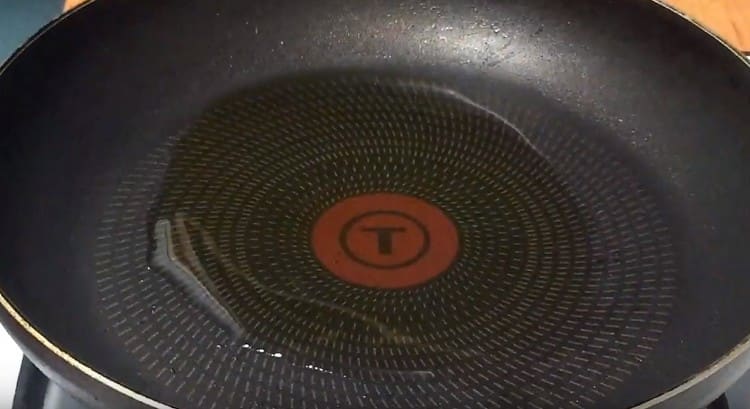 heat the pan with vegetable oil.