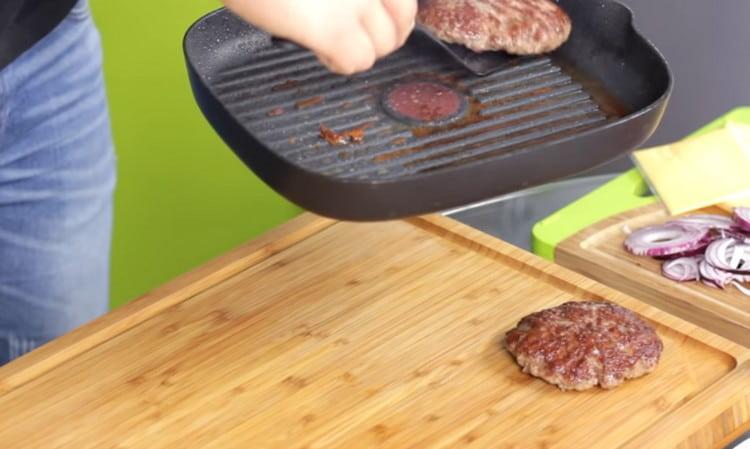 From the frying pan we transfer the patties to the board or plate and let them cool.