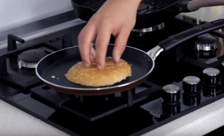 Cut the buns and cut them into a dry frying pan.