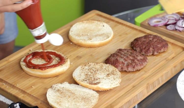 Pour a little ketchup onto the bottom of the bun.