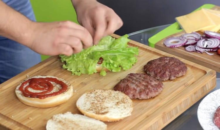 On top of the ketchup, spread the lettuce leaf.