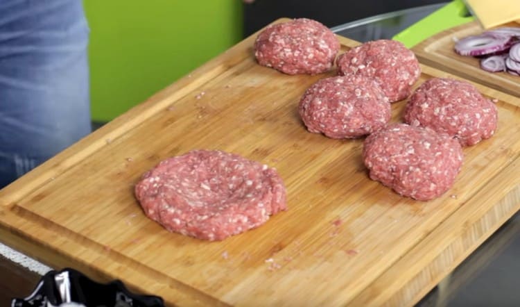 We form cutlets from minced meat.