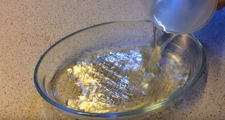 Separately, fill the gelatin with water.