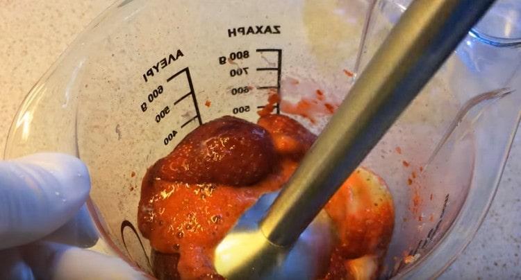 We chop strawberries with the addition of jam.