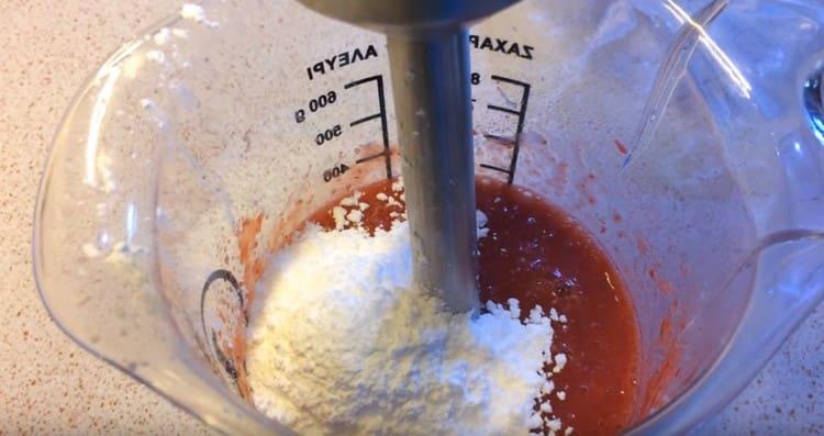 Add the icing sugar to the strawberry mass.