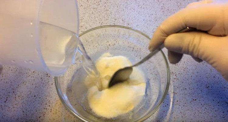 Separately, fill the gelatin with water and mix.