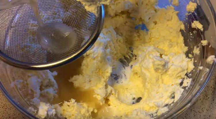 Filter the gelatin in a mascarpone through a strainer.