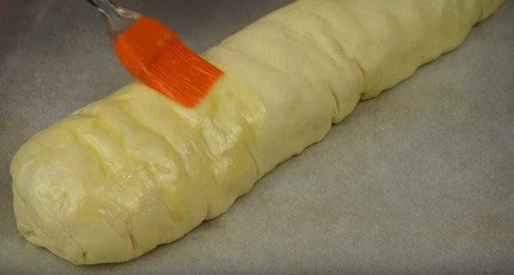 We shift the product to a baking sheet, grease with the remaining oil.