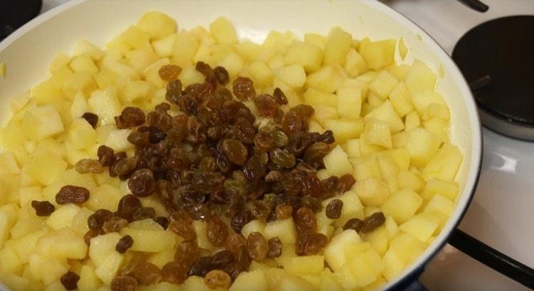 Next, add vanilla sugar and raisins to the filling.