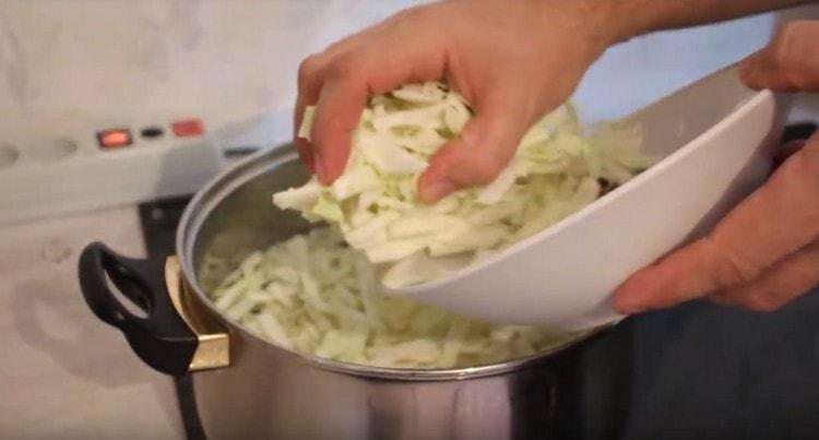 We spread cabbage in the broth.