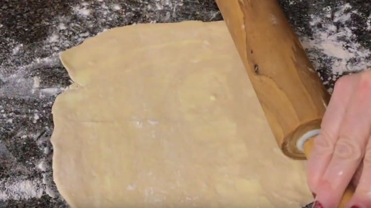 We take the workpiece from the refrigerator and roll it thinly.