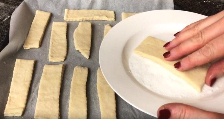 Dipped slices of dough dipped in sugar.