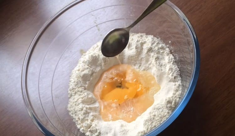 We beat the egg into the flour, add salt and vegetable oil