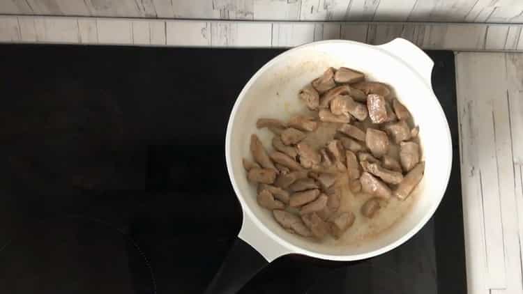 Fry the meat to cook the basics of pork