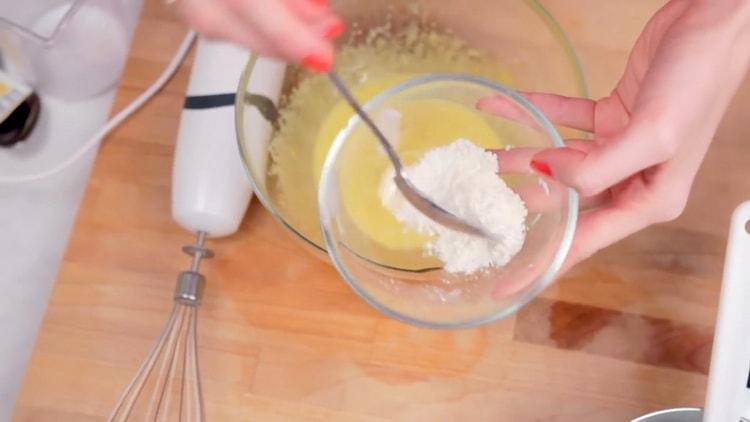 Combine the ingredients to make the pudding