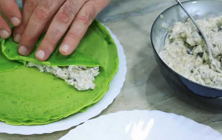 To prepare the dish, put the filling on the dough