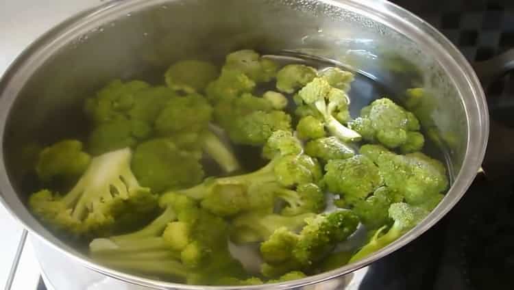 Prepare the ingredients for broccoli