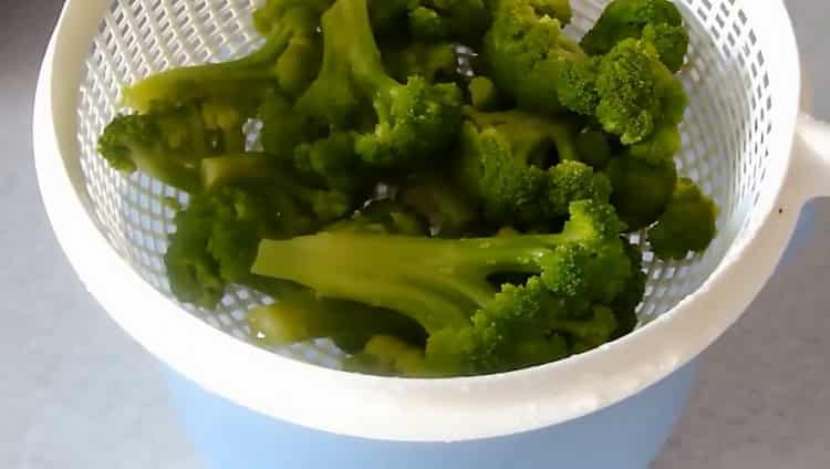 Boil broccoli for cooking