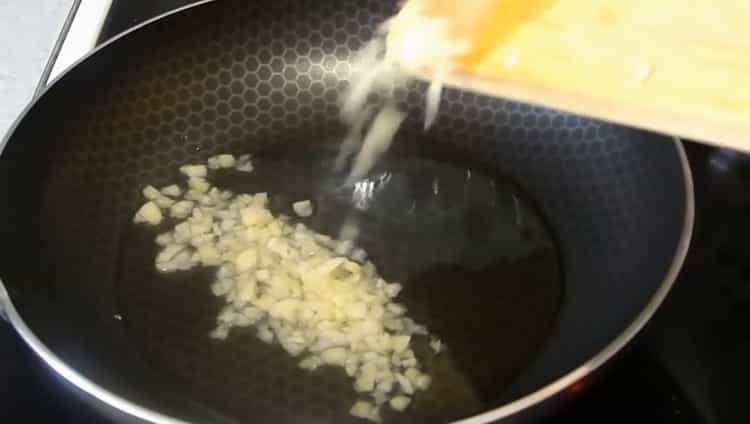 To make broccoli, fry the garlic