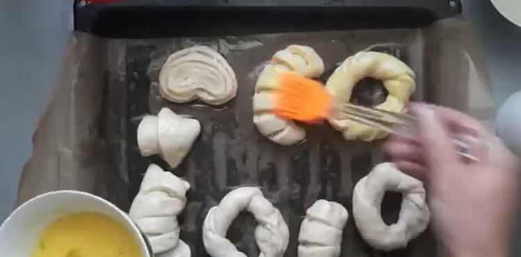 To make buns, coat the buns with egg