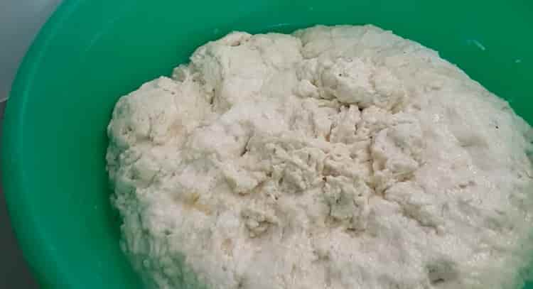 To make dumplings with potatoes, mix the ingredients for the dough.