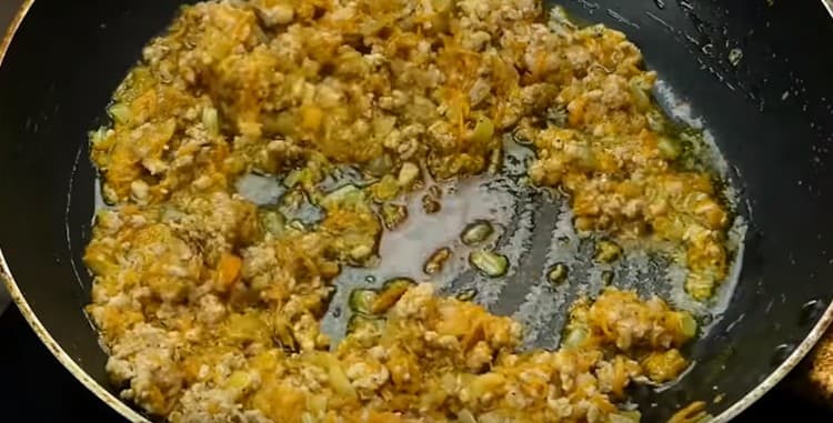 Add minced meat to the vegetables in the pan.