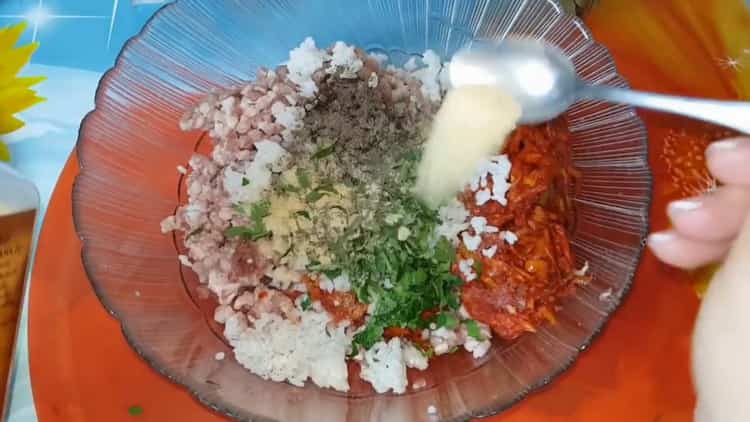 To make stuffed cabbage, combine all the ingredients for the preparation of minced meat.