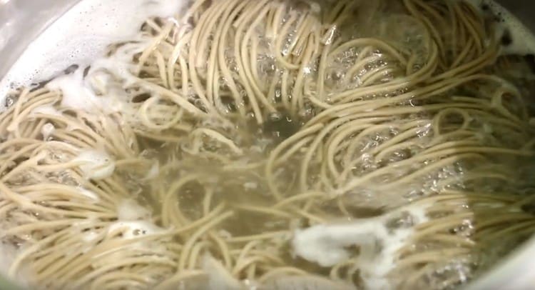 Cook until cooked buckwheat noodles.