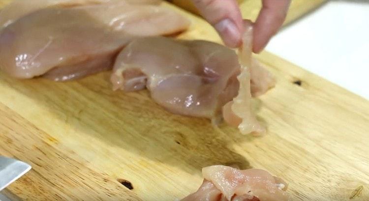 We cut the chicken into thin long slices.