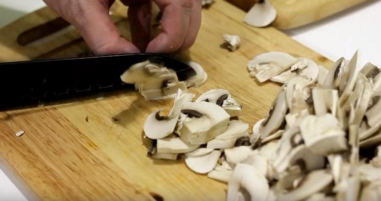 We cut champignons into thin slices.
