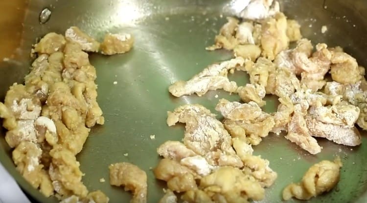 We spread the chicken into the pan and fry until golden brown.